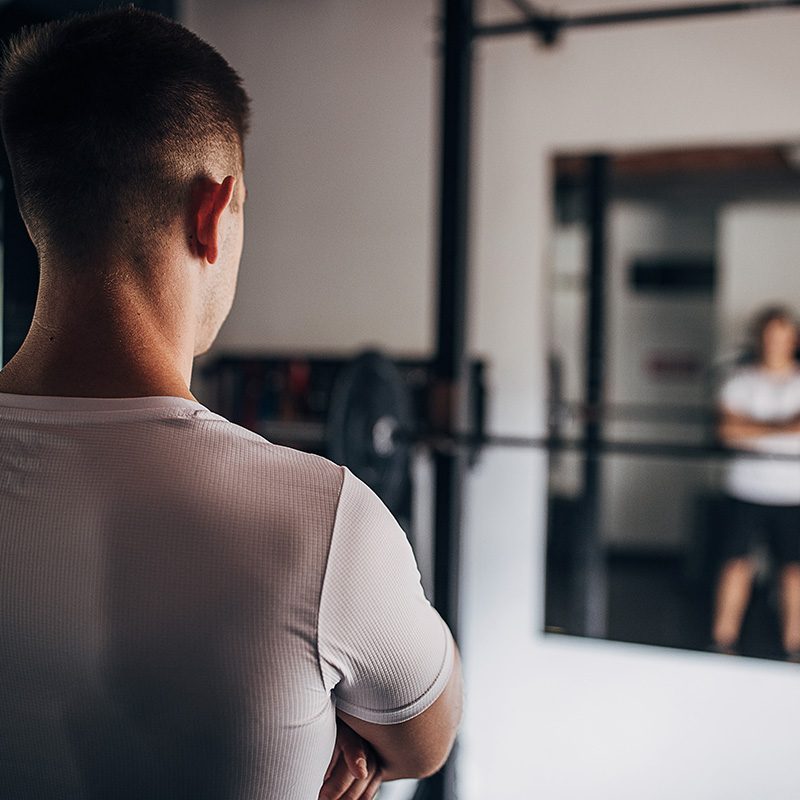 Man in gym looking at mirror I Want to Learn